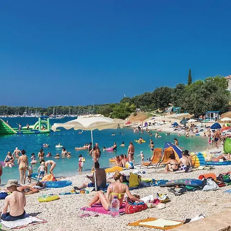 Apartament In With Outdoor Swimming Pool Pula